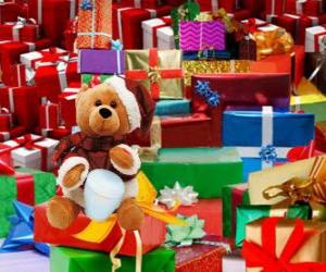 Puzzle αρκουδάκι ντυμένος Άγιος Βασίλης και με τα δώρα Χριστουγέννων